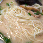 ラーメンハウス - スープはかなりマイルドな豚骨に胡椒聞いてる感じ。麺は中細ストレート。