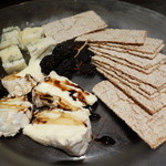 Restaurant & Wines ARISTA - 吉田牧場のカマンベールとゴルゴンゾーラの盛り合わせ 2014年8月