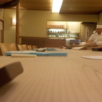 すし善 本店 - 綺麗な檜のカウンター