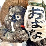 鮨おばな - 店頭の狸は名物のイクラを食べます♫