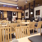 さかな酒場 魚星 - 水(お茶)セルフ。清潔感ある店内。