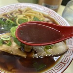 中華そば 麺屋7.5Hz - 見た目ほどは辛くないのが特徴