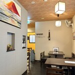 花ごろも - 清潔で気持ちの良い店内。この日は初めてテーブル席をチョイス。