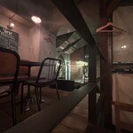 Azzurro520 - 店内　この後左側のテーブルで猛烈な女子会が始まる