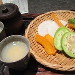 ダイナミックキッチン＆バー 燦 - お通しの野菜が美味しい