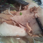 大龍ラーメン - チャーシューは豚ロース肉で、歯応えやわらか。良心的Ｖｏｌの素朴な大人しい肉味。