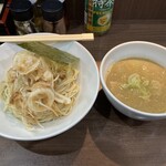 ヌードル＆スパイスカレー 今日の1番 - 梅鰹新玉ねぎの煮干つけソバ