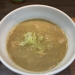 ヌードル＆スパイスカレー 今日の1番 - ガッツリ煮干しに醤油のエッジが効いたつけ汁