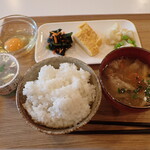 トーコーキッチン - 出汁巻玉子 副菜二品、豚汁、ご飯 納豆 生卵