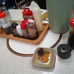 テールラーメン＆テールカレー よし久 - 入口付近の卓上には、辛子高菜、たくあんが置いてて、ふりかけもある【2014年5月】