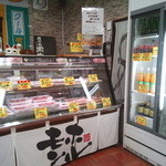 テールラーメン＆テールカレー よし久 - 店の奥は肉やお酒、冷凍のコロッケ・メンチカツ（※これウマイｗ）が売ってる販売コーナーがあります。【2013年8月】