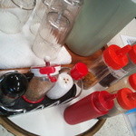 テールラーメン＆テールカレー よし久 - 卓上には擂り白ゴマ、細挽き黒コショウ、塩、一味、ゆず胡椒が置いてあった。【2013年8月】