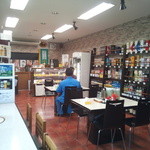 テールラーメン＆テールカレー よし久 - 壁向かいのカウンター、テーブル席の構成。【2013年8月】