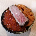 焼うおいし川  六本木凛華楼 - 特上カルビ（大トロ）とウニいくら丼♥️