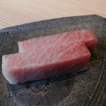 焼うおいし川  六本木凛華楼 - 焼く前の特上カルビ（大トロ）まじで肉！