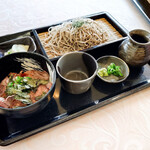 エリエールゴルフクラブ - 黒毛和牛炙り丼と笊蕎麦、漬物