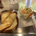 シャモニー - Cセット(チーズトースト、サラダ)(650円)