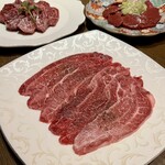 焼肉 龍華園 - 和牛ほほ肉の薄切り