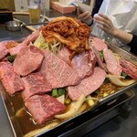 テッチャン鍋金太郎 - 特上盛り合わせ。写真は4人前。肉の旨味を野菜が吸います！