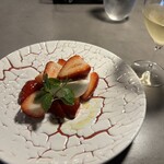 294570976 - 苺とブッラータのカプレーゼ ＆ ロウレイロのグラス