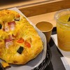 LITTLE MERMAID - パン①グリル野菜のフォカッチャ(税込374円)
蕃加&茄子&ベーコンを載せたフォカッチャ、バジルソース掛け、油がやや強く後味にクドさを感じた
お飲み物①オレンジジュース(税込319円)