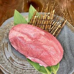 牛タンと海鮮 個室居酒屋 炭松 - わずか300gしか取れない貴重な霜降り牛タンもご提供しております。