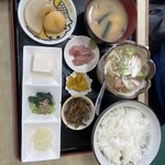 信栄食堂 - モツ煮定食