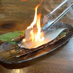 牛タンと海鮮 個室居酒屋 炭松 - 直接炭を押し付けて焼き上げる　　特製お炭付き炙り〆サバ