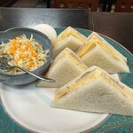 アムール - 日替わりモーニング550円のミックスサンドとサラダとゆで卵