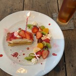 torse - 季節の苺を使ったショートタルトを。＋550円で可愛いデザートプレートに仕立ててもらいました。季節のフルーツとキャンドルを添えて華やかに。