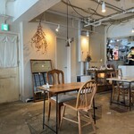 torse - 照明は控えめで、天井の配管が露出しているデザインがアンティーク調の雰囲気を醸し出しています。