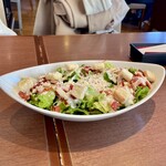 トスカチーナ - 彩り野菜と温泉卵のシーザーサラダ（800円）