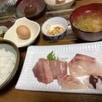 つかさ - ちなみにこの時
卵の入った小皿に割って溶くと
黄身が小皿に持っていかれるので
白飯の上に割り落とそうか
どれくらい白米を味わってからにしようか
タイミングを思案している