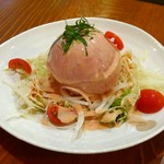 鶏唐 やまをんち - 丸ごとトマトサラダ（480円)