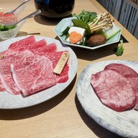 最飛び飛騨牛 しゃぶすき家 馬喰一代 名古屋WEST - 薄切りタン
                    馬喰二種盛り…イチボ・ランプ
                    野菜盛り