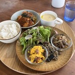 イートリー サン - デリは、ふきと里芋のきんぴら、かぼちゃとクリームチーズのハニーヨーグルトサラダ、なめたけ明太のナスソテー