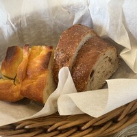 トラットリア ブラチェリア アゴスティーノ!! - フォカッチャとくるみのパン