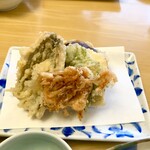 天ぷら よこい - ●一皿目
      ・椎茸海老詰め
      ・鱸
      ・マメダイ
      ・桜海老のミニかきあげ