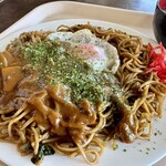 大判屋食堂 - カレーかけ玉子付焼きそば