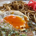 大判屋食堂 - オレンジ色の半熟目玉焼き