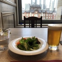 ゴドノフ東京 丸ビル店 - サラダとチェコビール