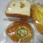 Hougetsu dou - お芋の食パン130円、コーンパン125円、プチツナロール95円