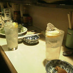 だるま - カウンターで濃いぃレモンサワーを飲む