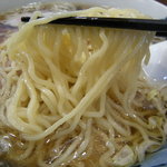 らー麺専科 海空土 - 中太、軽く縮れた、いわゆる草村麺