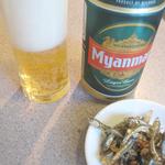 オリエンタルキッチン マリカ - ミャンマー缶ビール・つまみ付き　￥500　典型的なダメな注ぎ方です