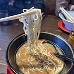 きまぐれ八兵衛 - 紅しょうが➕替え玉4個目の麺リフト