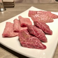 焼肉うしごろ 池袋店 - 手前からハラミ、タン、イチボ