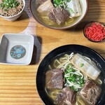 宮古そば 愛 - 奥は「愛ちゃんそば（中）」。手前が「ソーキそば（大）」です。