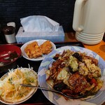 家庭料理 富久 - 回鍋肉ご飯セット。付け合せは鶏の唐揚げ、豆腐スープ、野菜サラダ