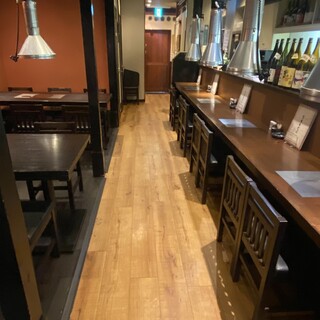 座席カウンター14席テーブル21席